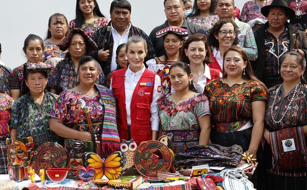 Doña Letizia junto a vecinos , autoridades y corporación municipal de San José Chacayá